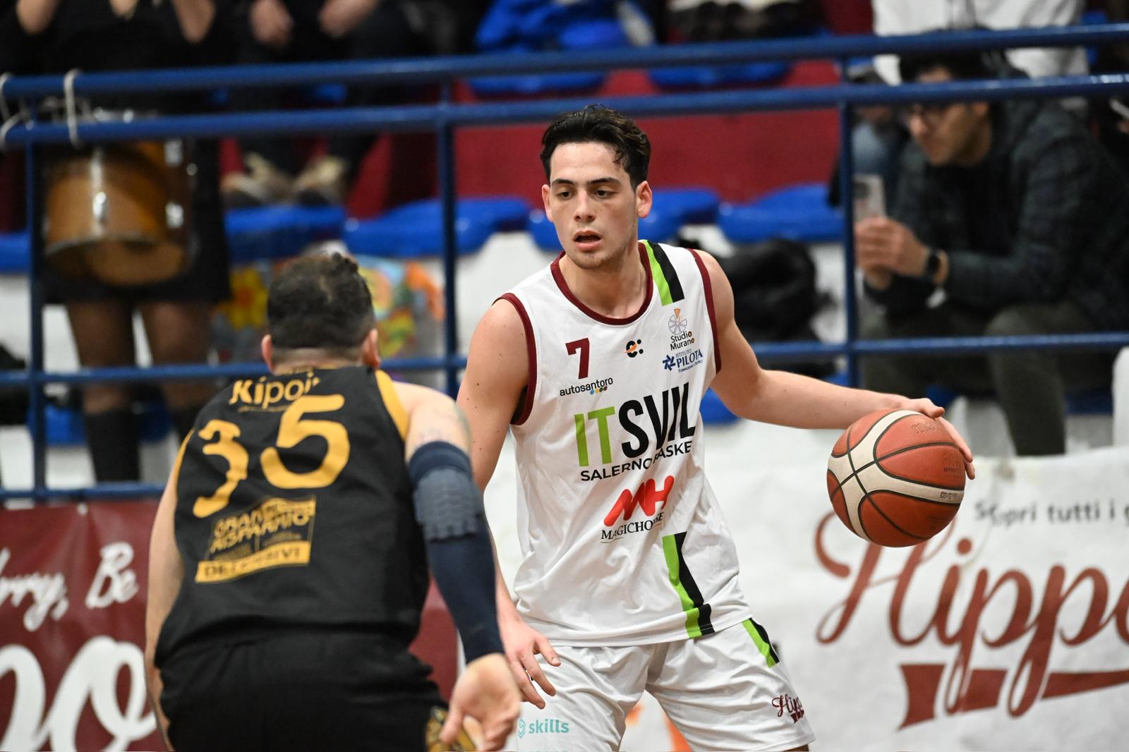 𝗜𝗧𝗦𝗩𝗜𝗟 𝗦𝗔𝗟𝗘𝗥𝗡𝗢 𝗕𝗔𝗦𝗞𝗘𝗧cala il poker: derby dominato, festa all’Arena e quarto successo di fila