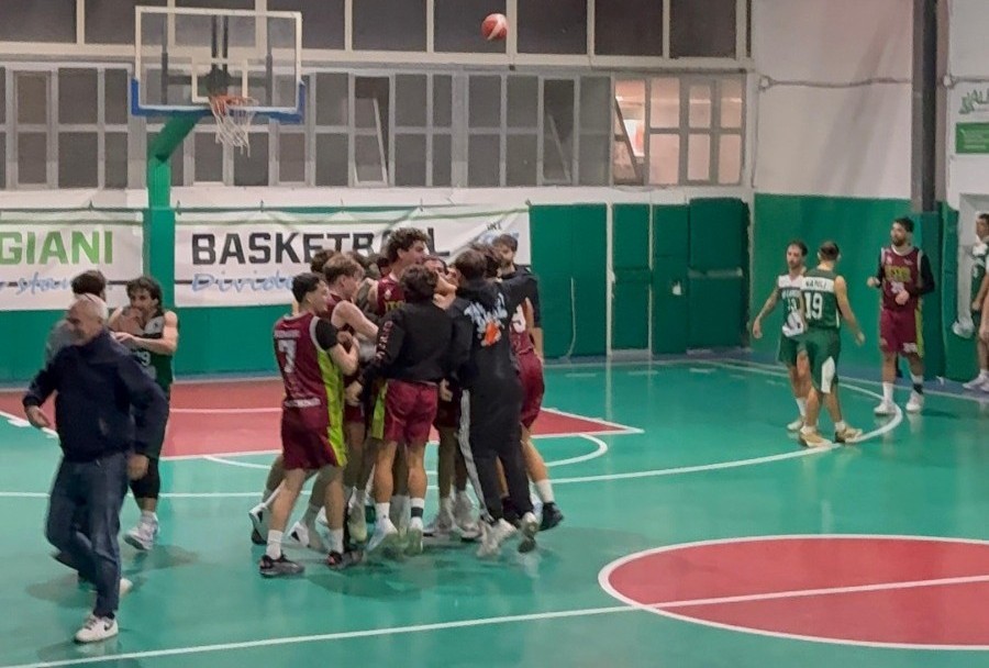 𝗜𝗧𝗦𝗩𝗜𝗟 𝗦𝗮𝗹𝗲𝗿𝗻𝗼 𝗕𝗮𝘀𝗸𝗲𝘁 𝗰𝗮𝗹𝗮 𝗶𝗹 𝘁𝗿𝗶𝘀 e si aggiudica in volata (𝟳𝟱-𝟳𝟴) il match in casa della 𝗣𝗿𝗼 𝗖𝗮𝗻𝗴𝗶𝗮𝗻𝗶 𝗡𝗮𝗽𝗼𝗹𝗶